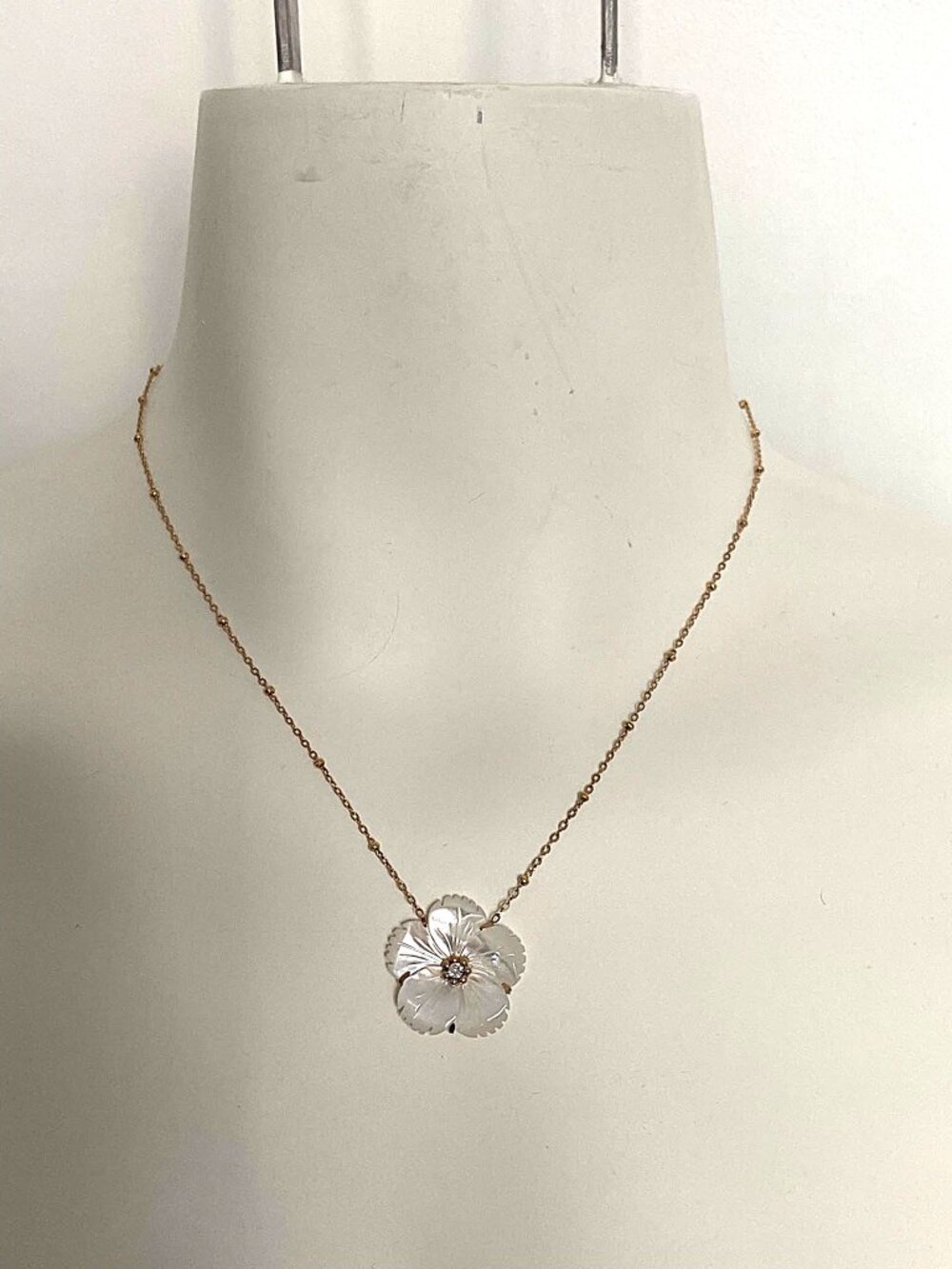 Mother of Pearl Flower Pendant Necklace 18K Gold PVD Hyperallergenic NEW